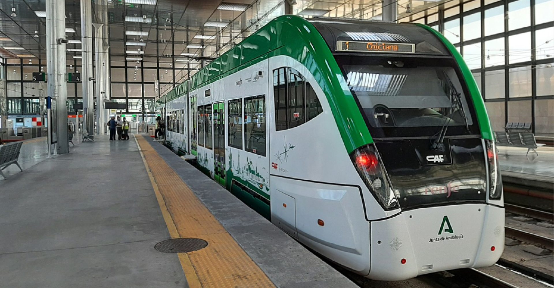 Tren del tranvía de la Bahía, TramBahía, en la estación de Cádiz.