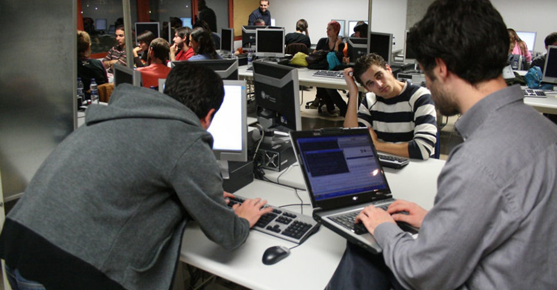 1701345375595Universitarios_acceso mayores Estándar