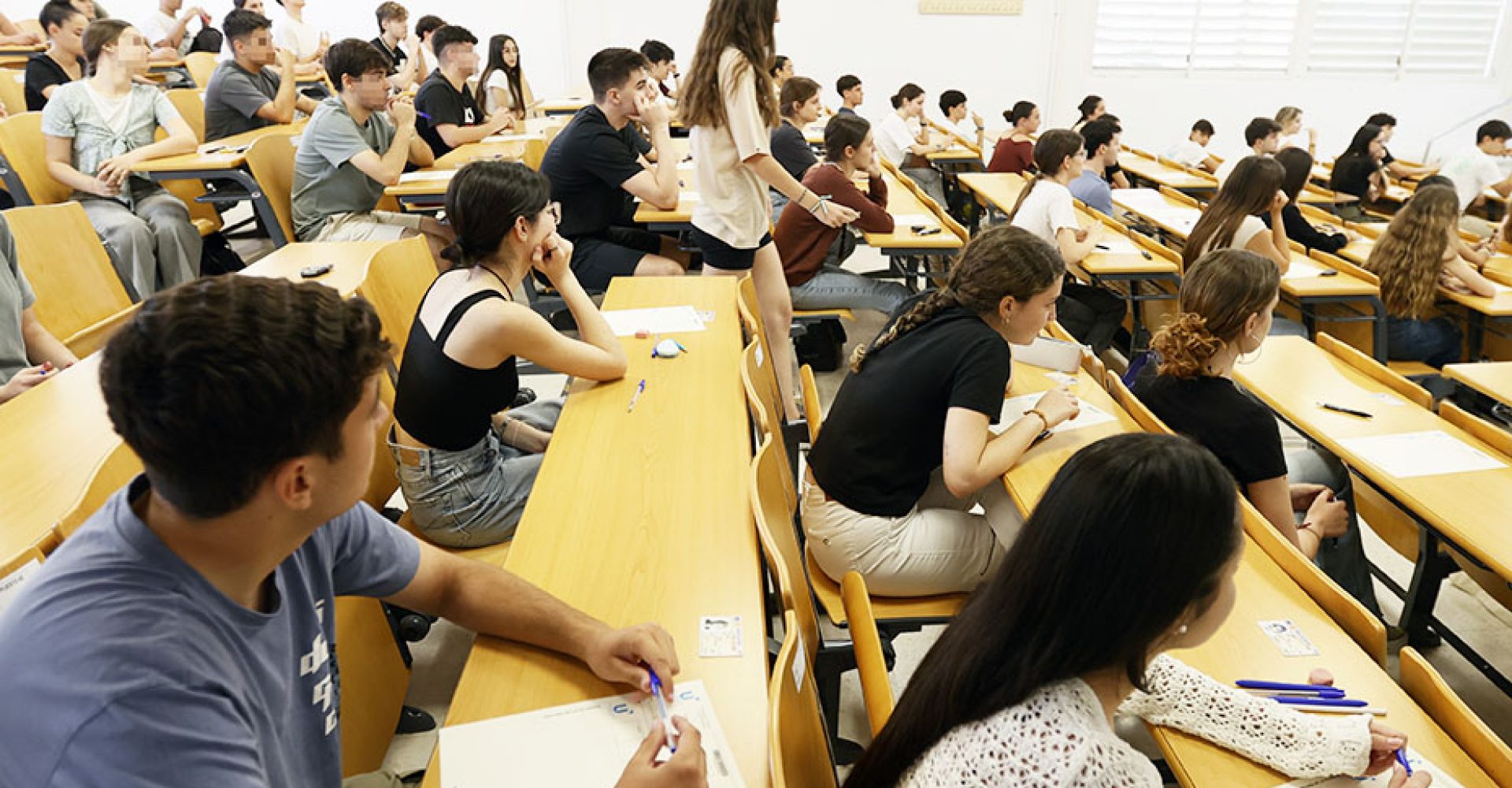 SEVILLA, 04/06/2024.-Un total de 52.908 estudiantes andaluces procedentes de Bachillerato y Formación Profesional de Grado Superior comienzan la Prueba de Evaluación de Bachillerato para el acceso a la Universidad (PEvAU), este martes en Sevilla. EFE/José Manuel Vidal