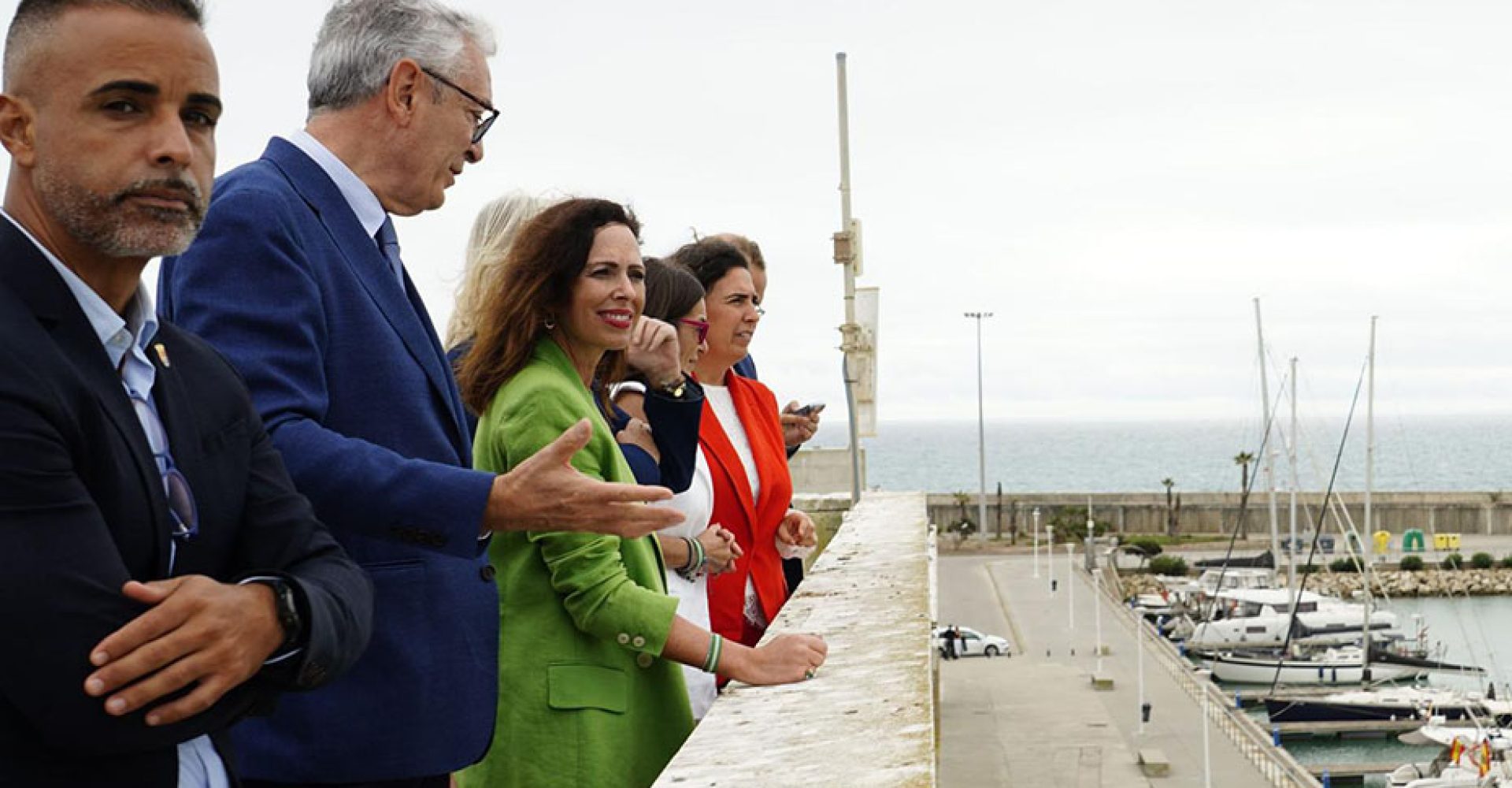 Rocío Díaz visita las instalaciones del Puerto de Barbate.