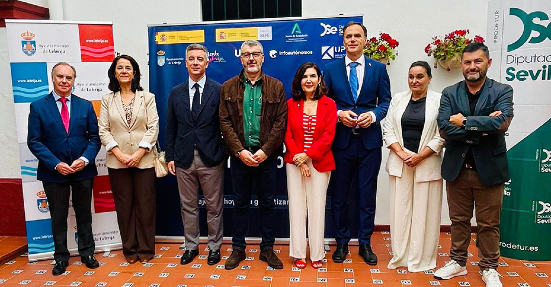 Rocío Blanco, acompañada del resto de autoridades, momentos previos al inicio del I Congreso Nacional de Relevo Generacional del Trabajo Autónomo de UPTA, celebrado en Lebrija.