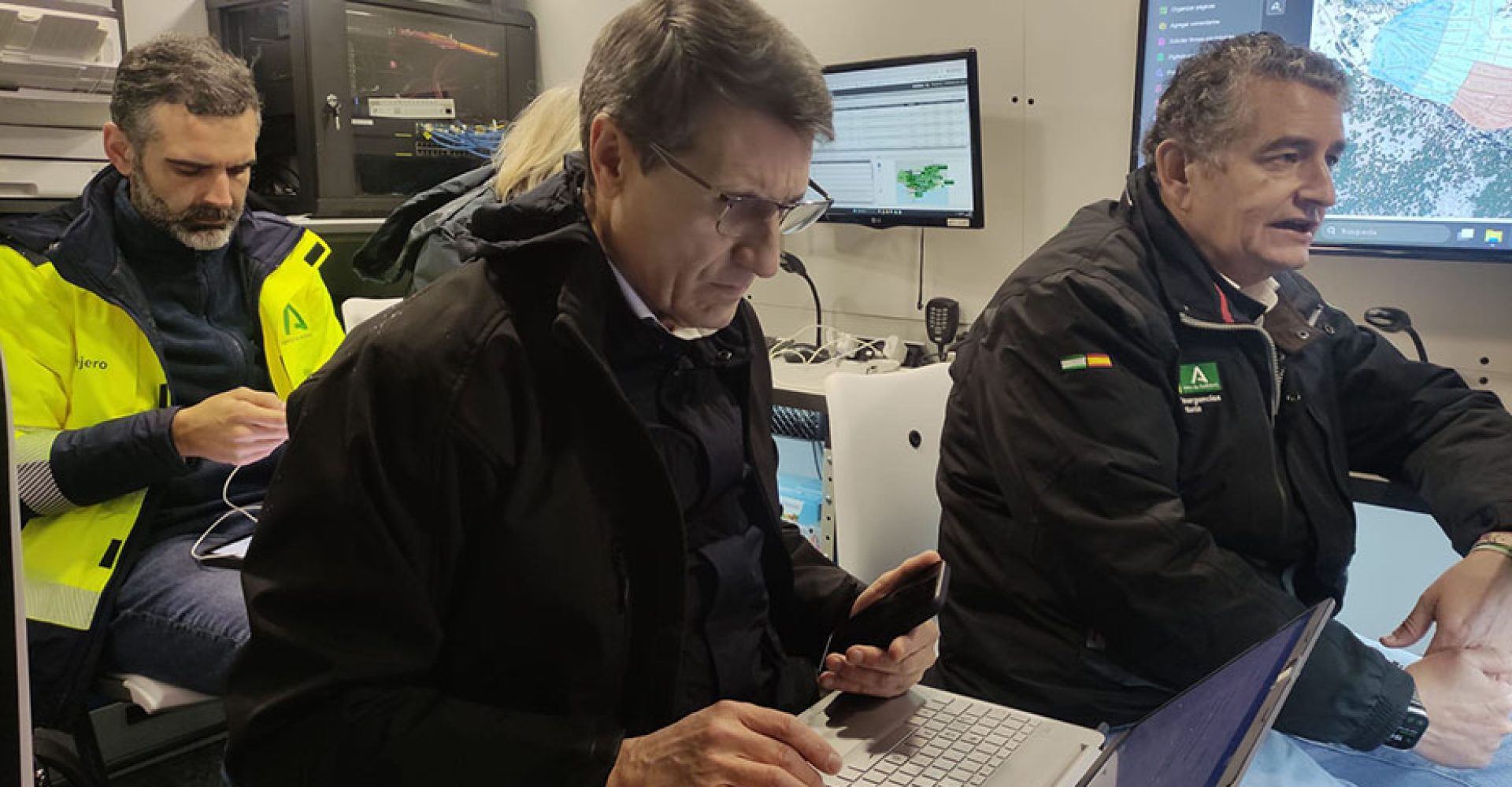 El consejero Antonio Sanz y el delegado Pedro Fernández durante la reunión el Comité Asesor.