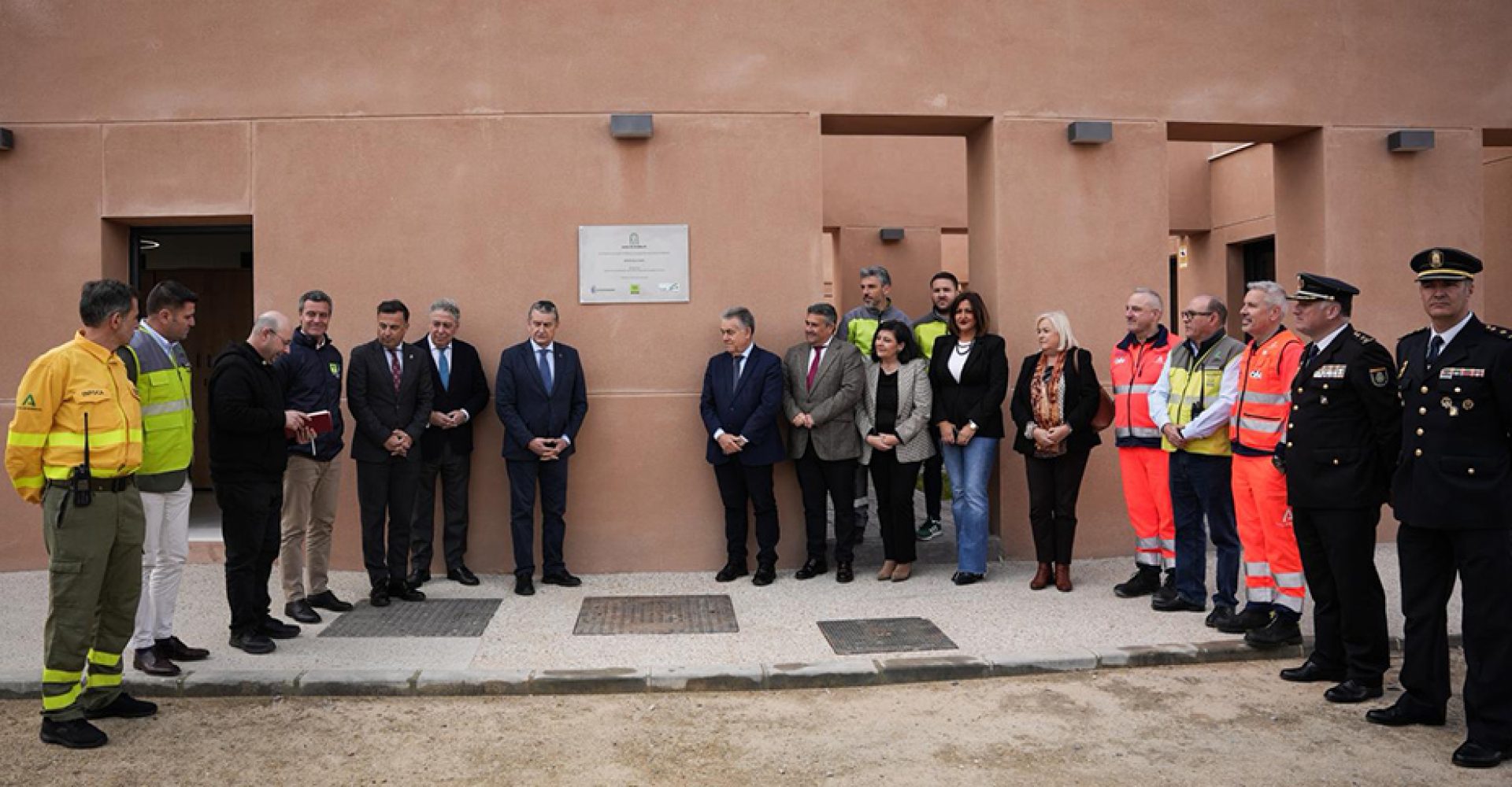 El consejero de Sanidad, Antonio Sanz, y otros representantes institucionales, en el nuevo Centro de Coordinación Operativa Integrada (Cecopi) de El Rocío.