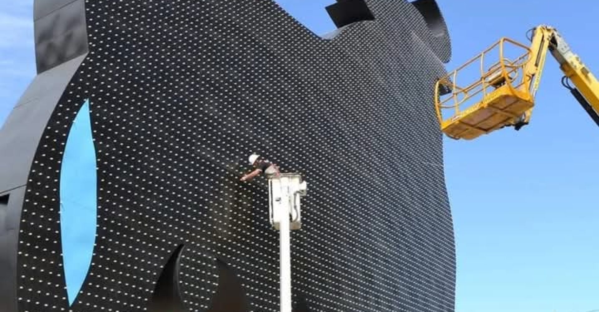 2024 FOTO INSTALACIÓN ALUMBRADO FERIA