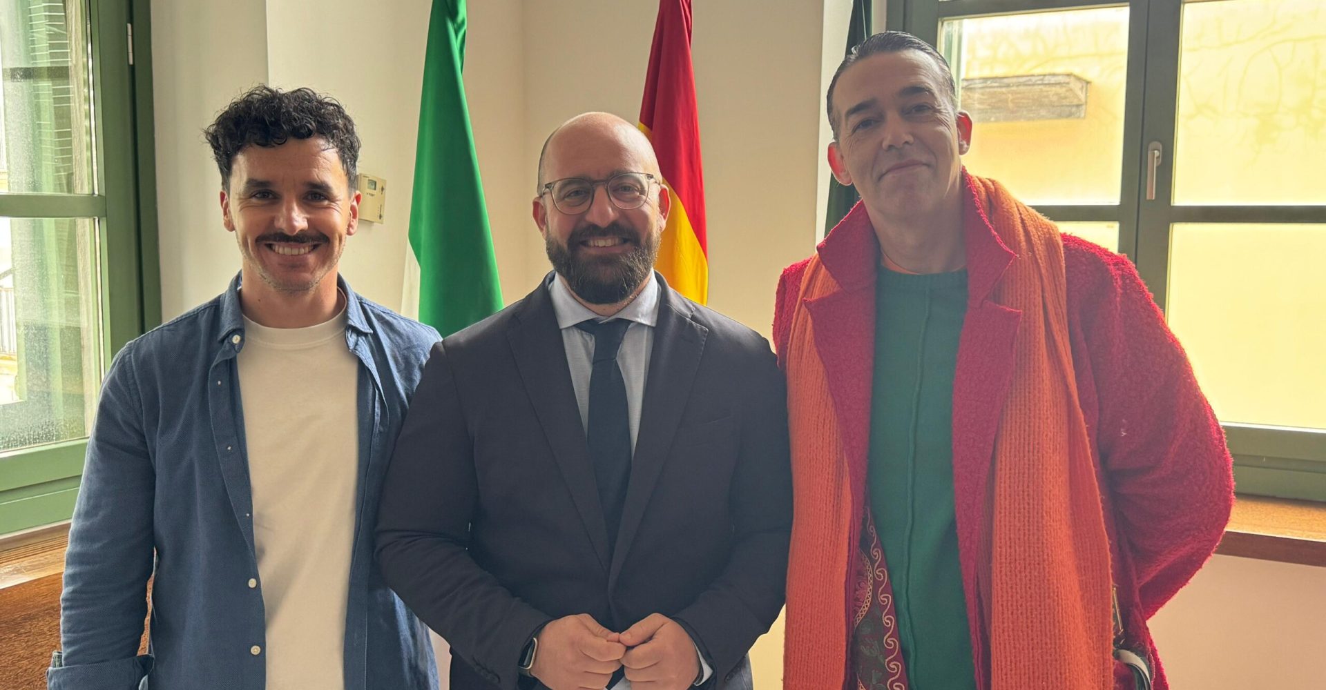 2026.01.08 FOTO DE SELMA (PREGONERO DEL CARNAVAL), BEARDO Y CALLEJA