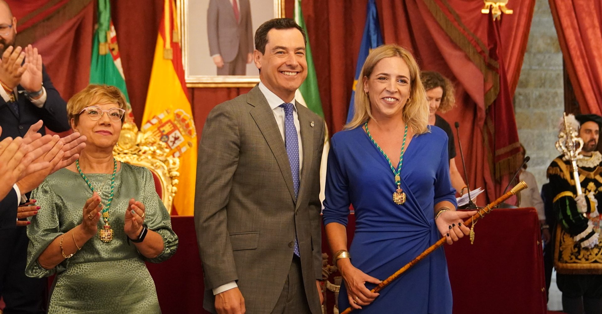 La presidenta acompaña del presidente de la Junta de Andalucía, Juanma Moreno. FOTO: D.Gob