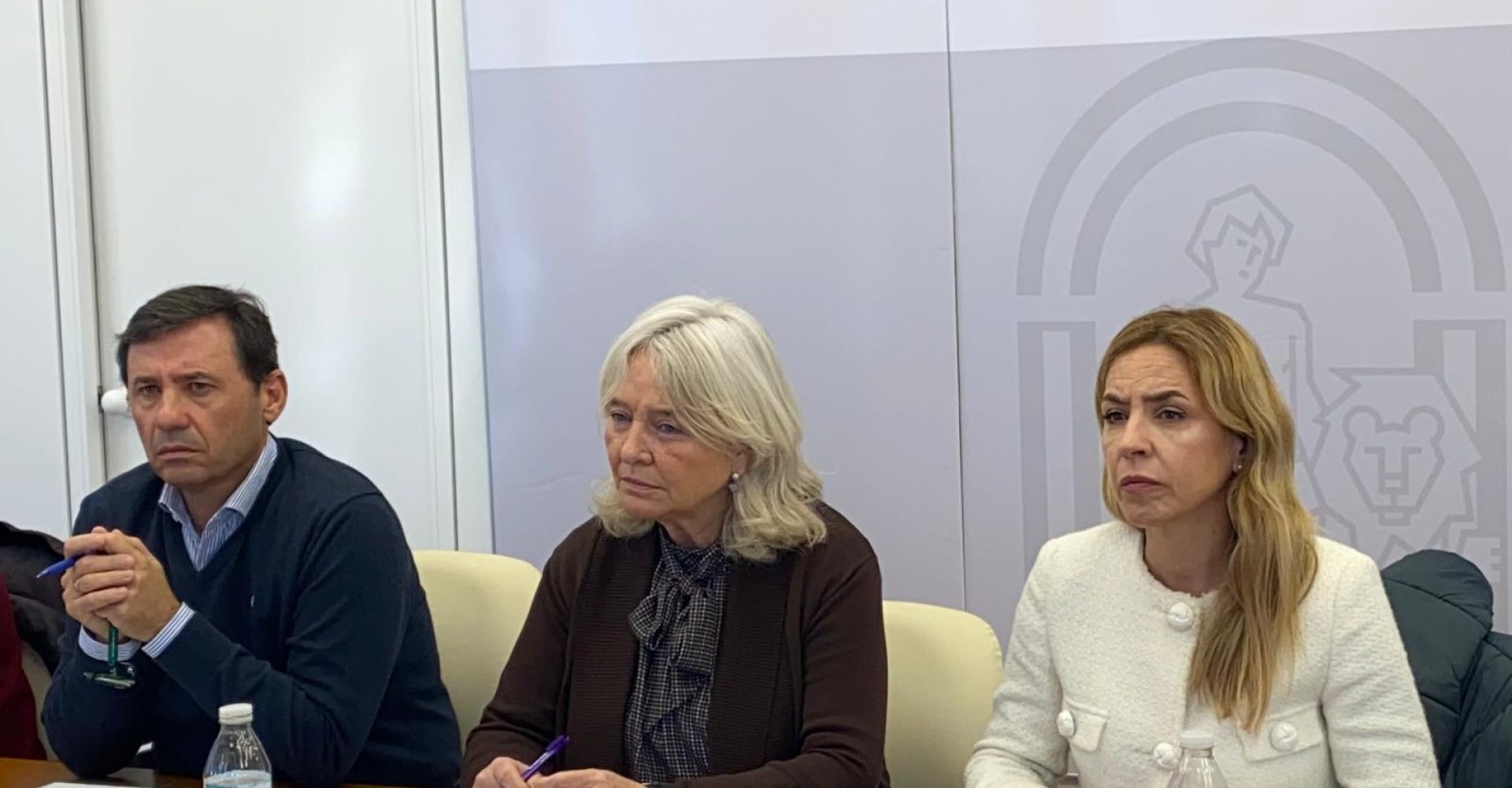 Almudena Martínez con representantes de la Junta en Cádiz