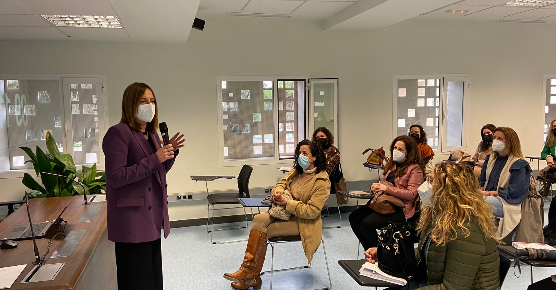 Ana Carrera, con personal de Andalucía Orienta