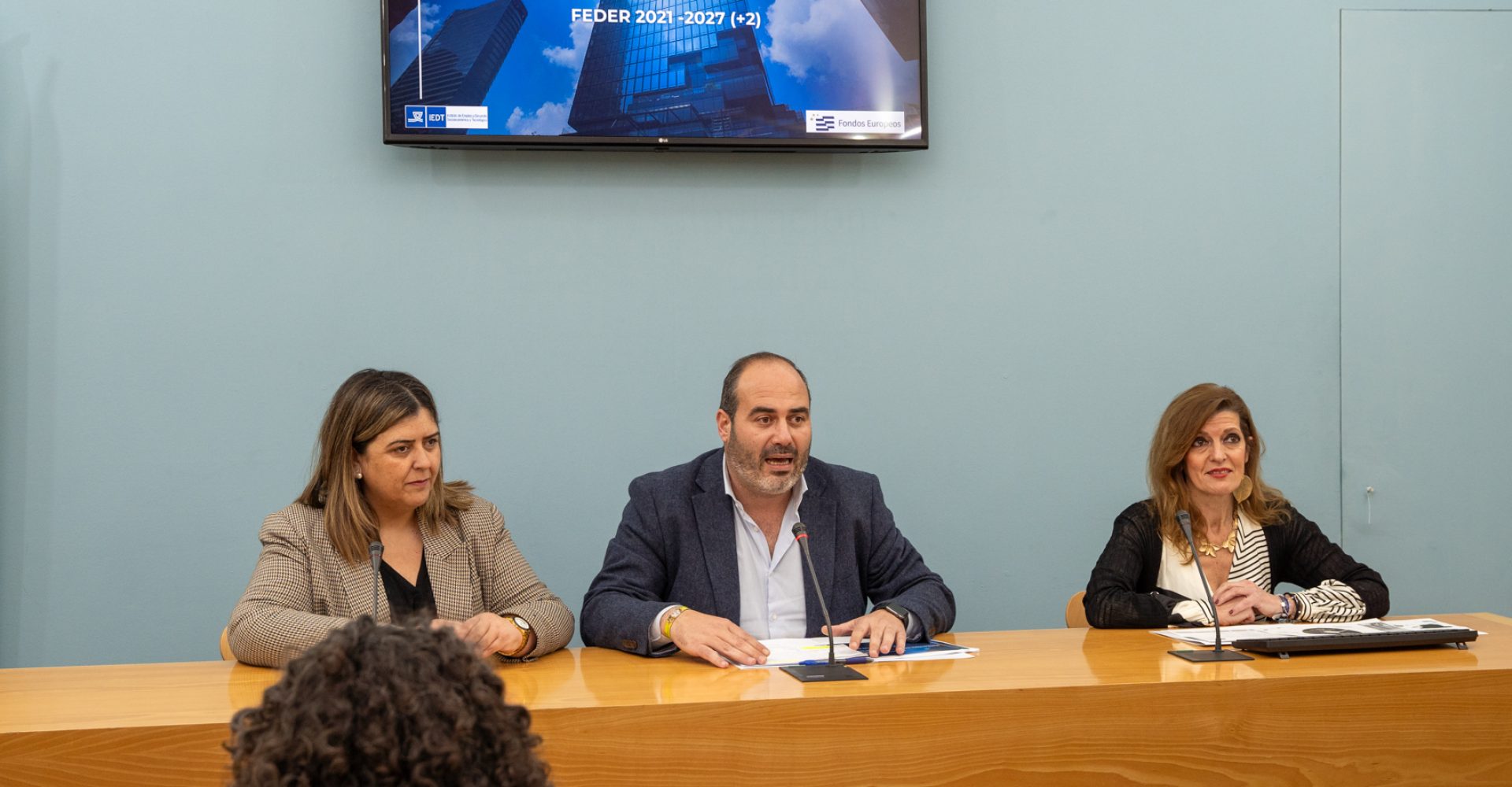 Antonio Aragón con Inmacuada Sánchez y Nausika Botamino en la presentación de la EDIL para Conil (4)