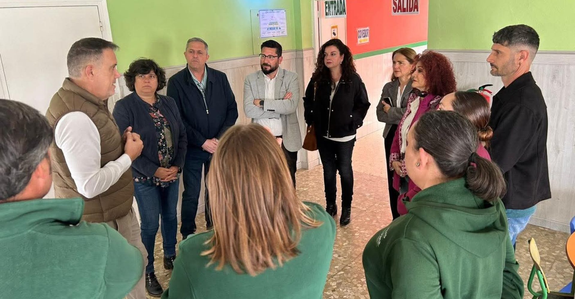 Cargos de IU, en la visita al Virgen del Pilar de Afanas Sanlúcar.