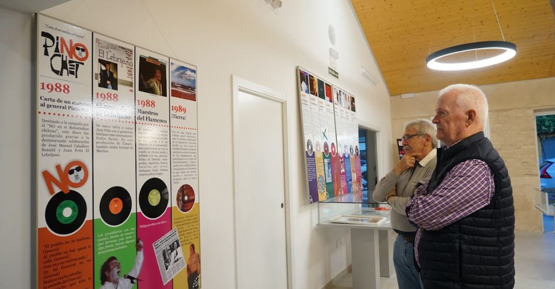 Dos ciudadanos visitando la exposición.