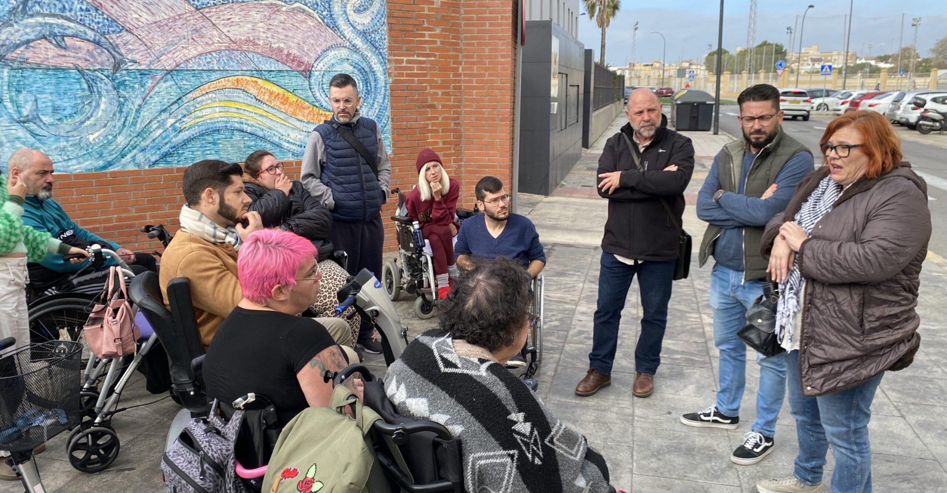 Engracia Rivera, Jorge Rodríguez y Gonzalo Alías, con usuarios del CRMF de San Fernando.