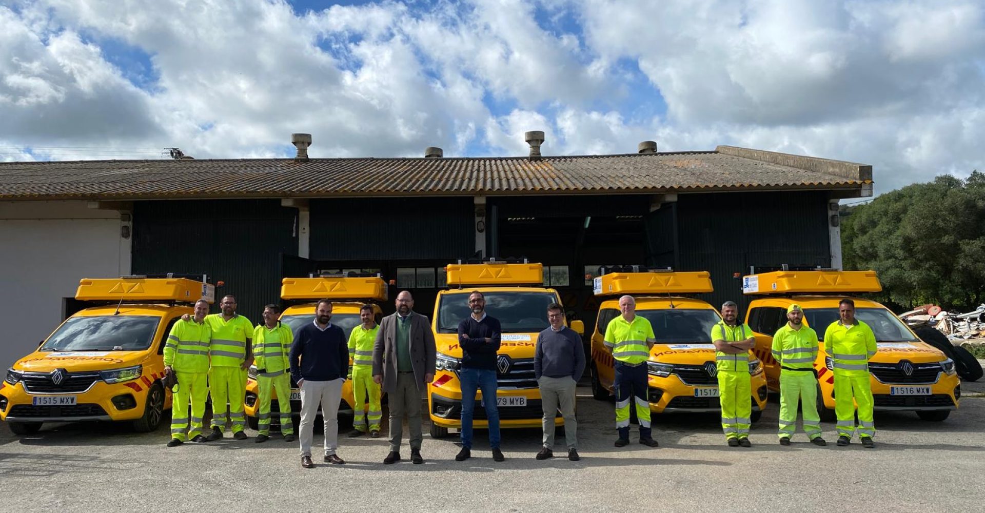 Javier Bello y personal de Cooperacion con la nueva flota