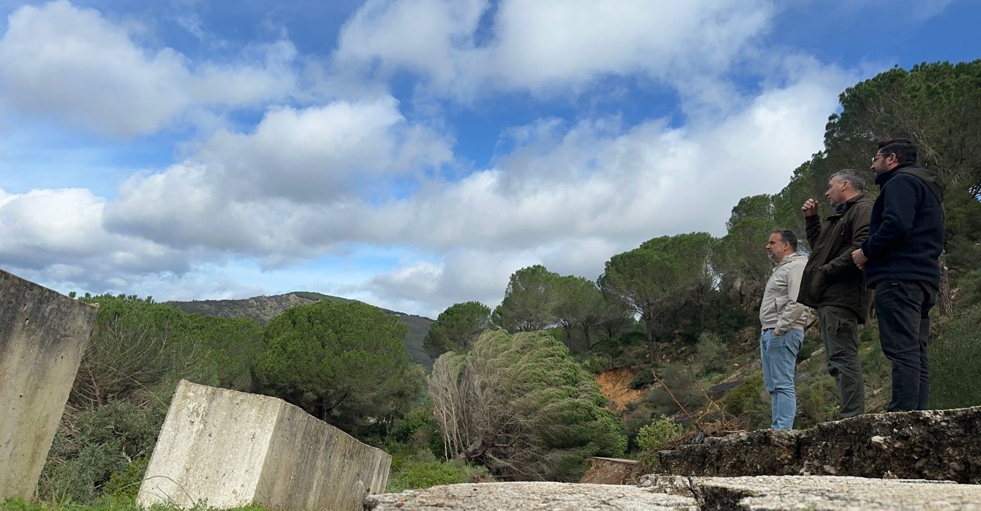 Jorge Rodríguez, Fran Gómez y Ramón Galán, en la visita a Jimena.