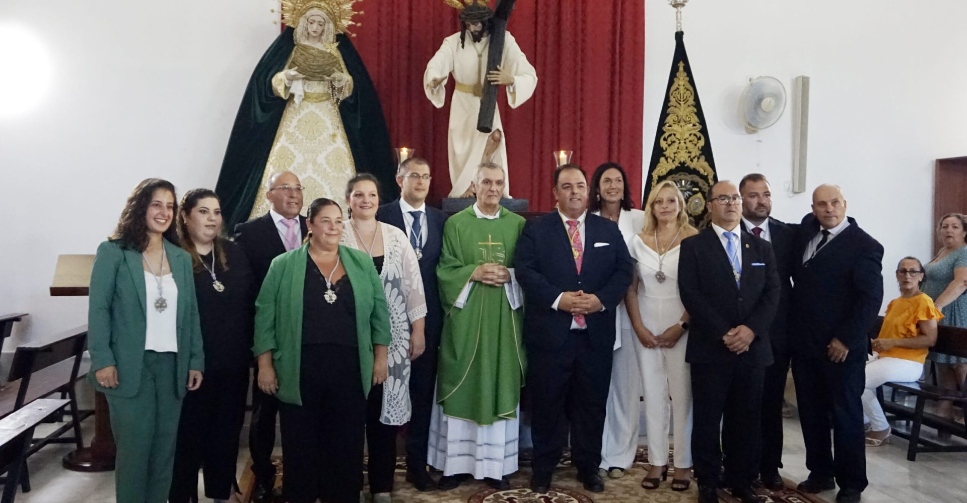 Foto de familia de la Junta de Gobierno de la Hermandad de Tres Caídas. FOTO: MJPA