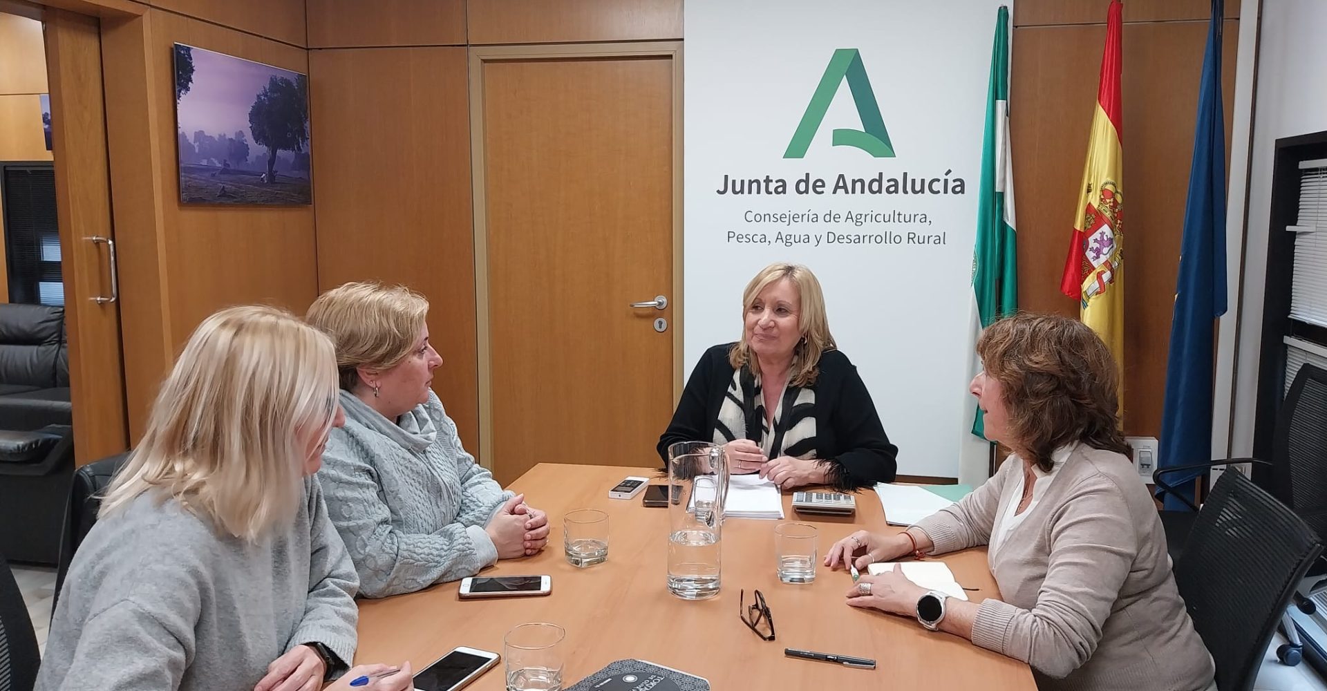 La viceconsejera de Agricultura con la asociación de mujeres andaluzas del sector pesquero