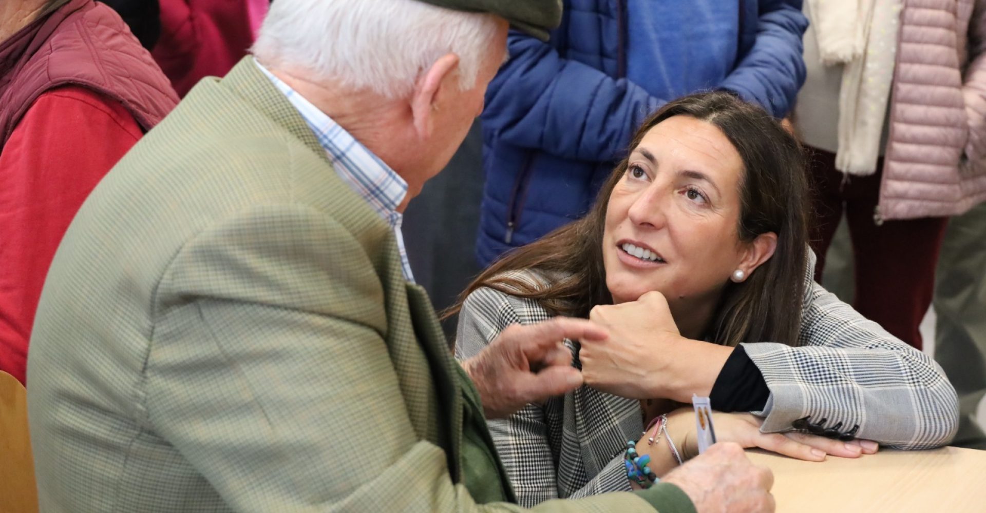 Loles Lópes conversa con una persona mayor en un CPA