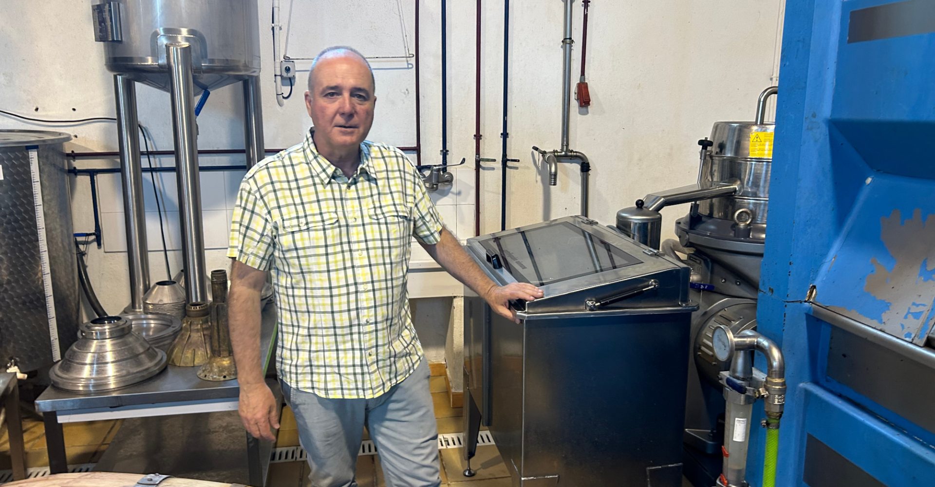 Lucero con una de las máquinas diseñadas para el proyecto