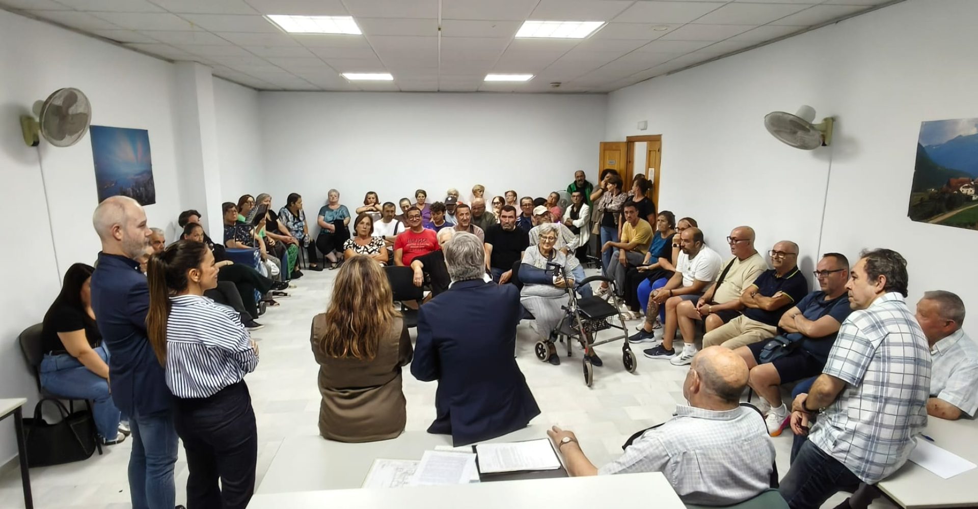 REUNION VECINOS PLAZA CANTES DE CADIZ