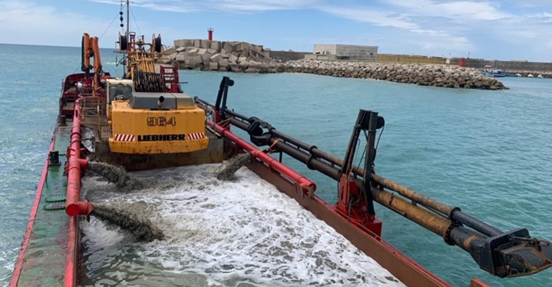 Tareas dragado puerto Conil