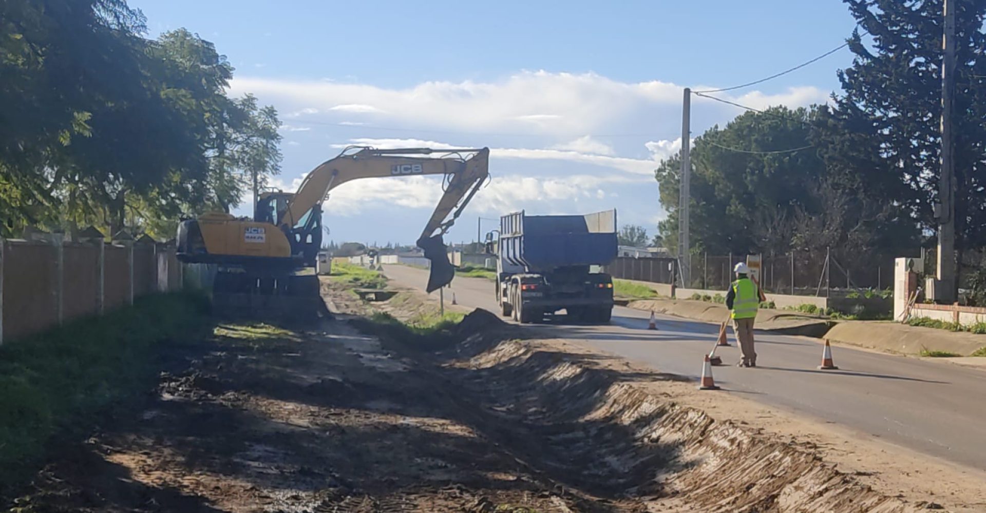 Trabajos de limpieza en la carretera del Marquesado en el mes de diciembre