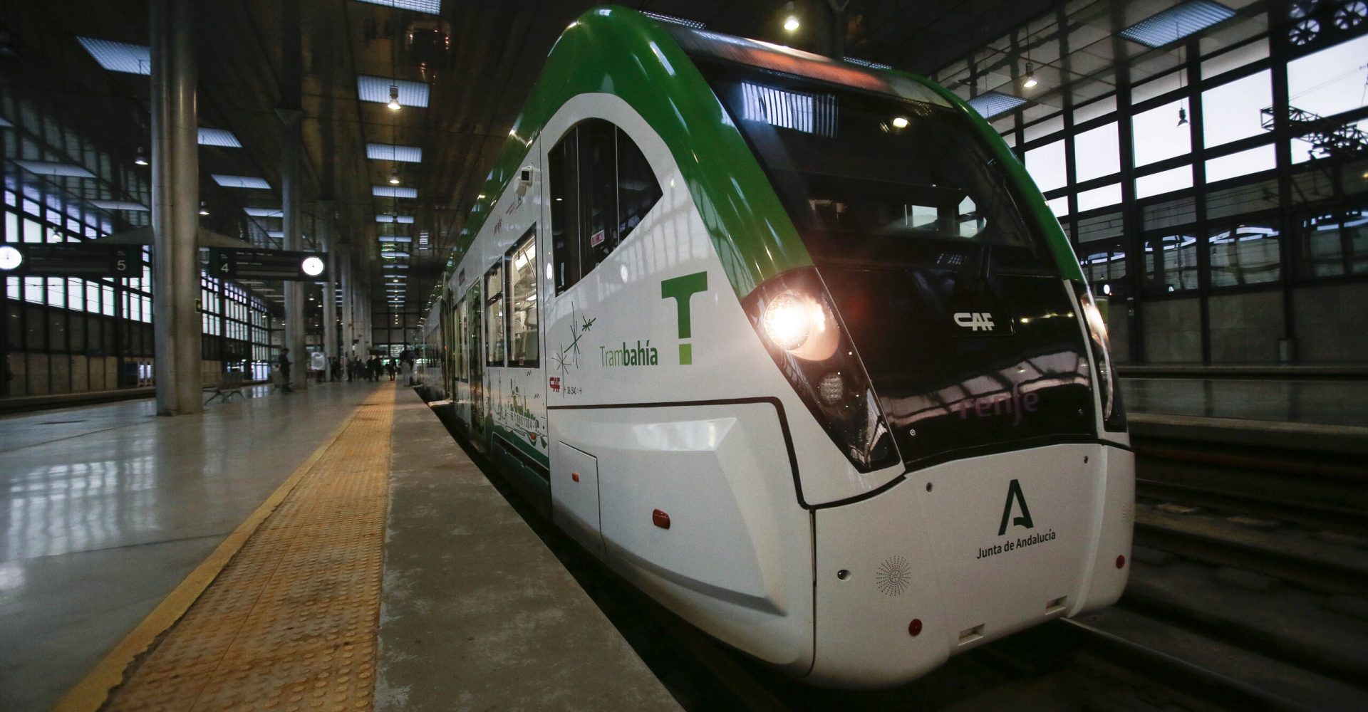 25/10/2022
El Presidente de la Junta Juanma Moreno, la ministra de transporte y la consejera Marifrn Carazo, inauguran el Trambahia