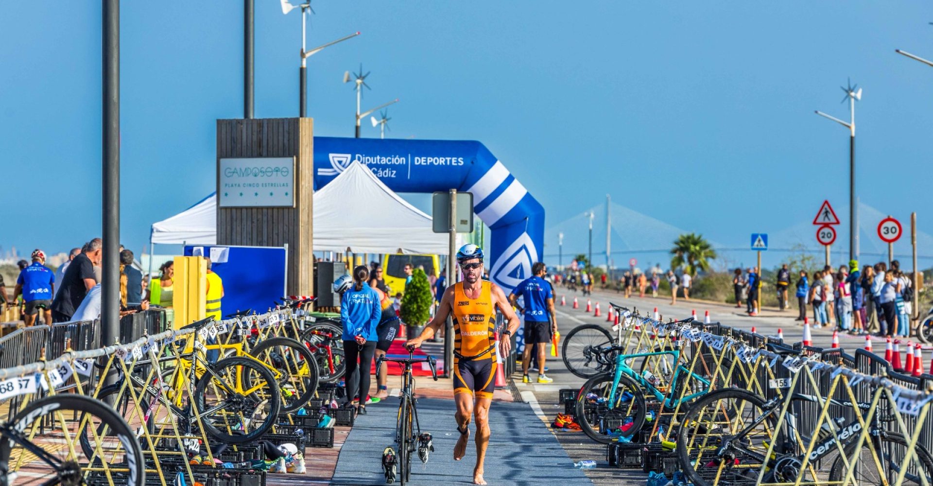 Un triatleta en una prueba deportiva