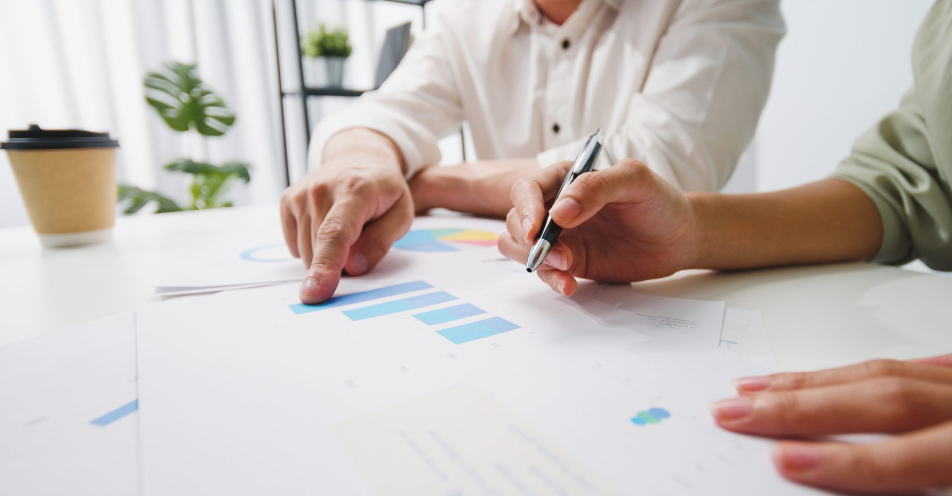 Happy young Asia businessmen and businesswomen meeting brainstor