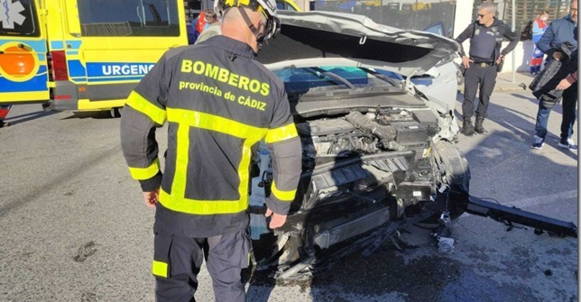 bombero-junto-vehiculos-accidentados_1783331764_181867900_1200x675[1]