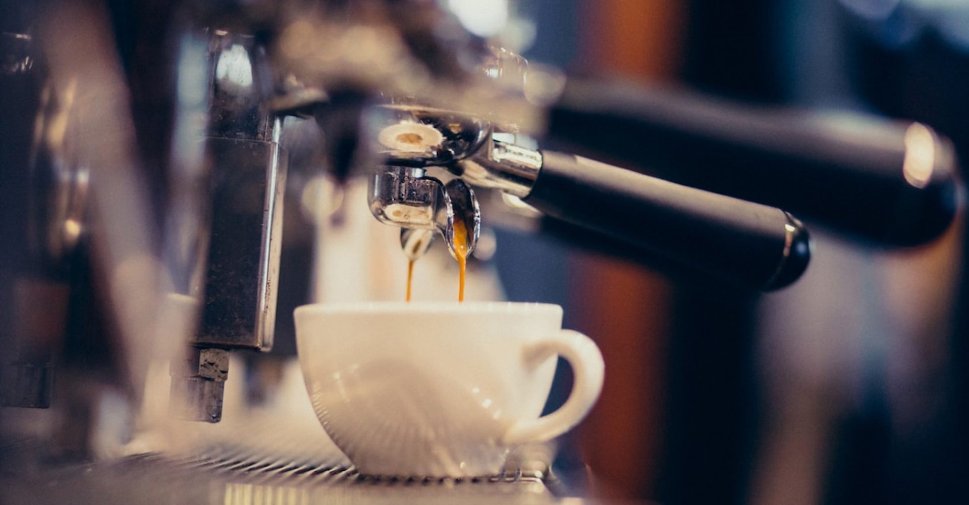 cafetera-haciendo-cafe-bar_1303-19533