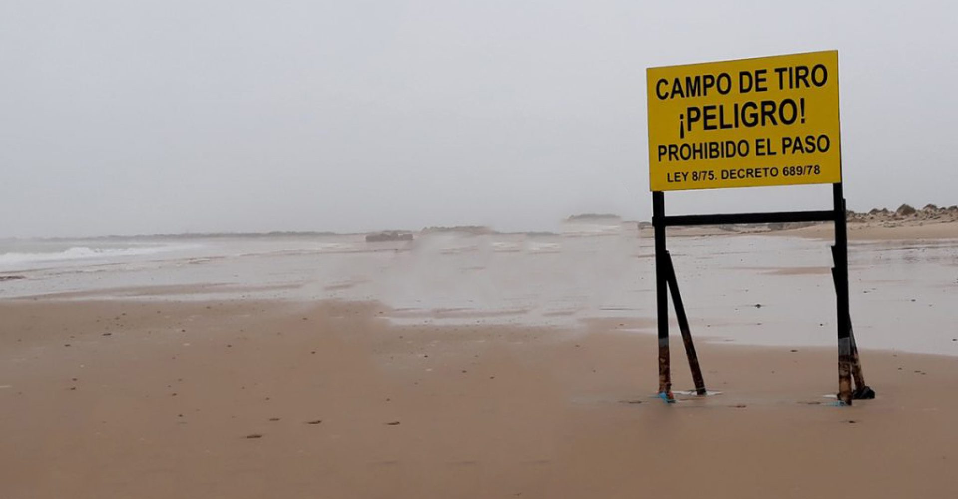 cartel-prohibido-el-paso-playa-Camposoto-campo-de-tiro-1-B-1024x641