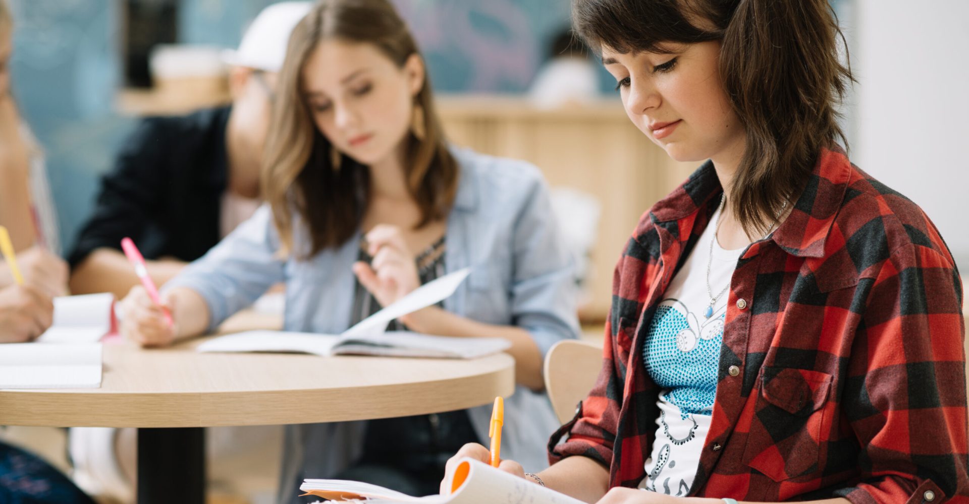 chica-sentada-y-estudiando