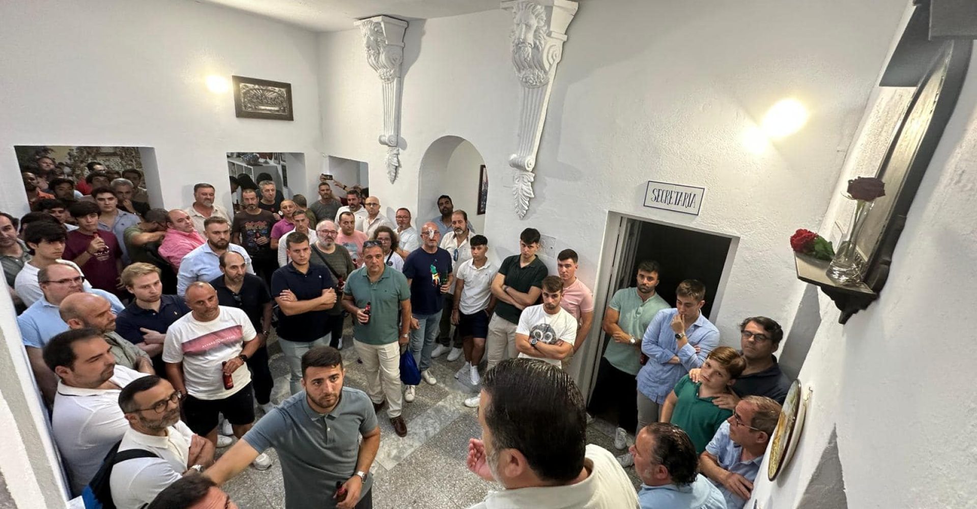 El Hermano Mayor de Pastora, Manuel Miras; habla a los aspirantes a costaleros de la Virgen. FOTO: RRSS Hermandad