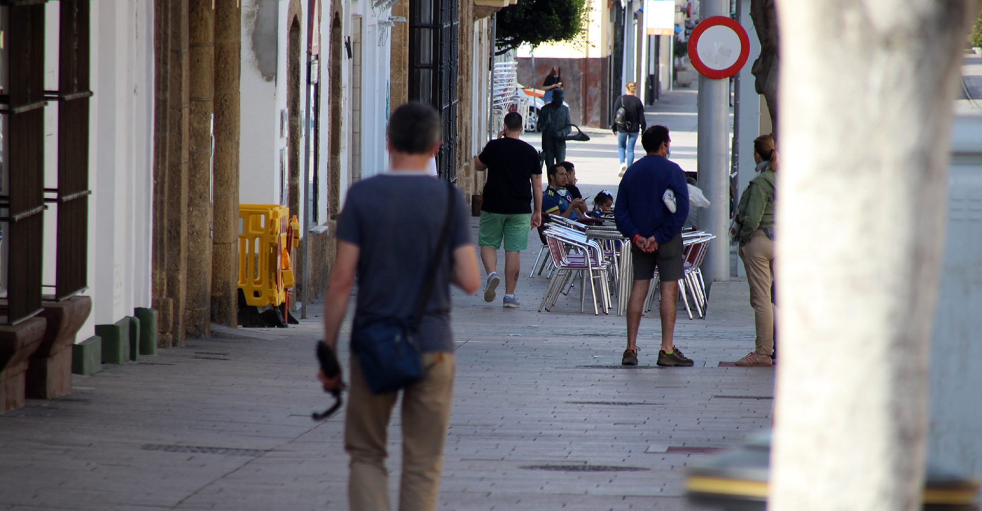 general calle real gente andando