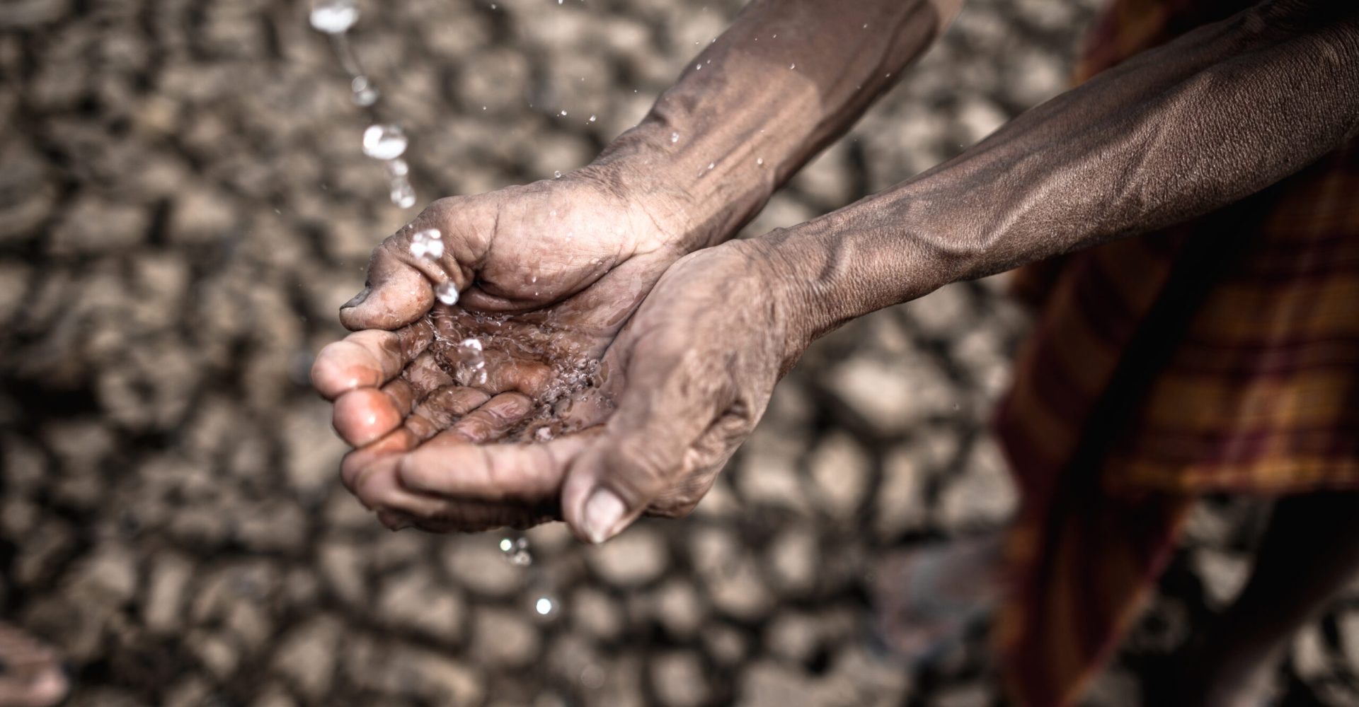 Elderly men are exposed to rainwater in dry weather,global warmi