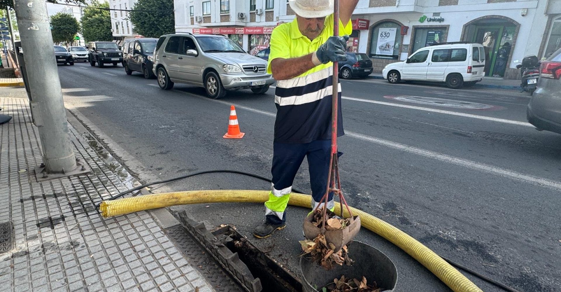 Trabajador de Chiclana Natural limpiando imbornales. (AYTO. DE CHICLANA)