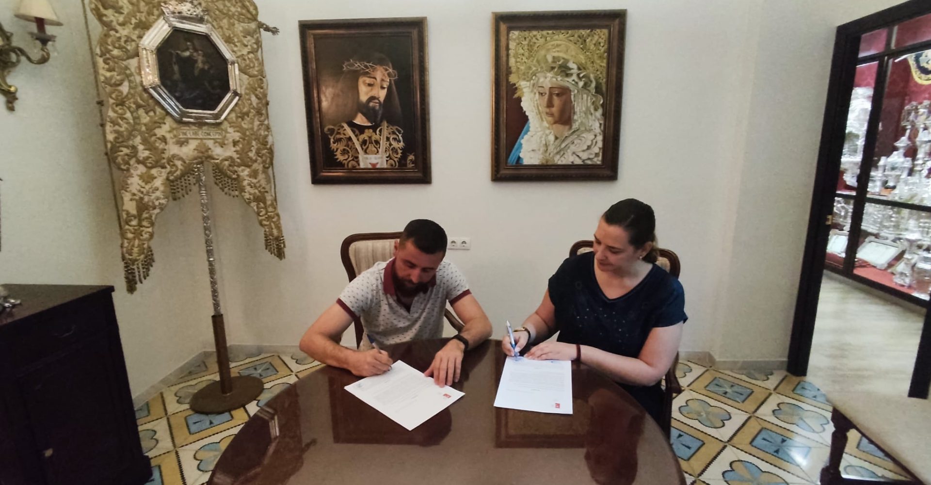 Momento de la firma del contrato por parte de las dos partes. FOTO: RRSS Hermandad de Medinaceli