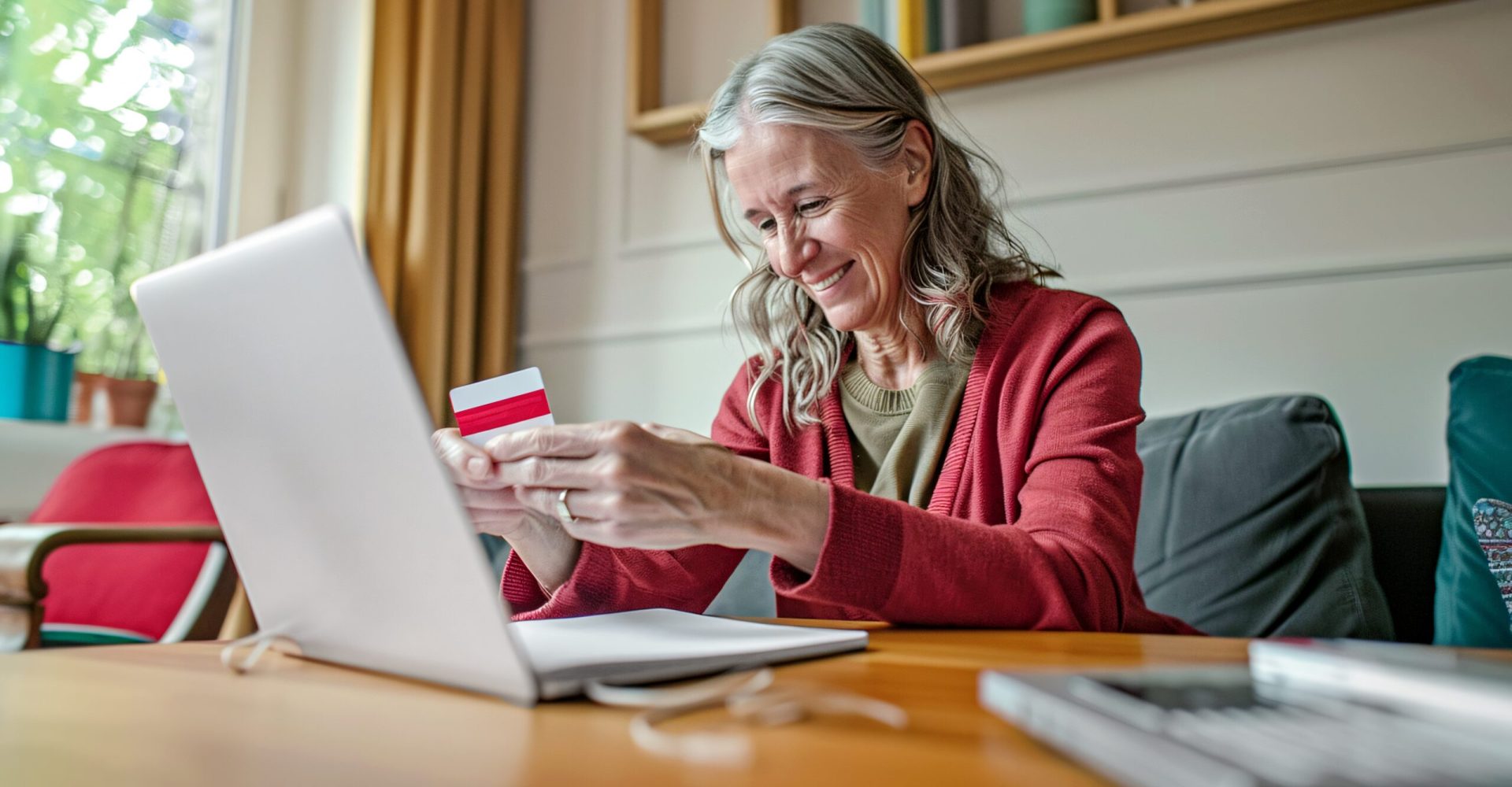 mujer-anciana-haciendo-compras-durante-el-dia-del-cliente