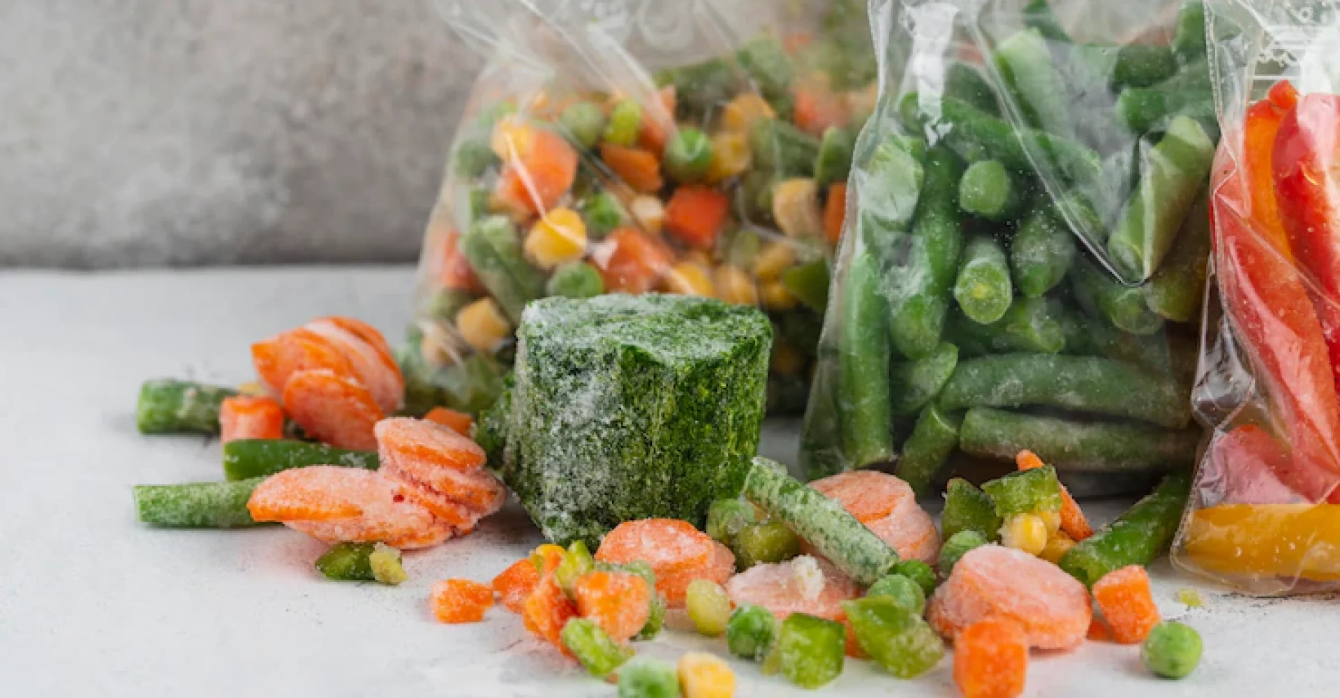 surtido-alimentos-congelados-mesa_23-2148969440